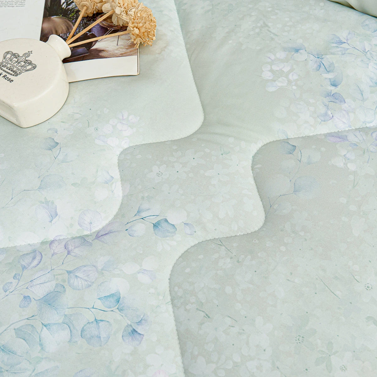 Orabe Floral TENCEL™ Lyocell All Season Comforter 6 Orabe Floral TENCEL™ Lyocell All Season Comforter - Image 4