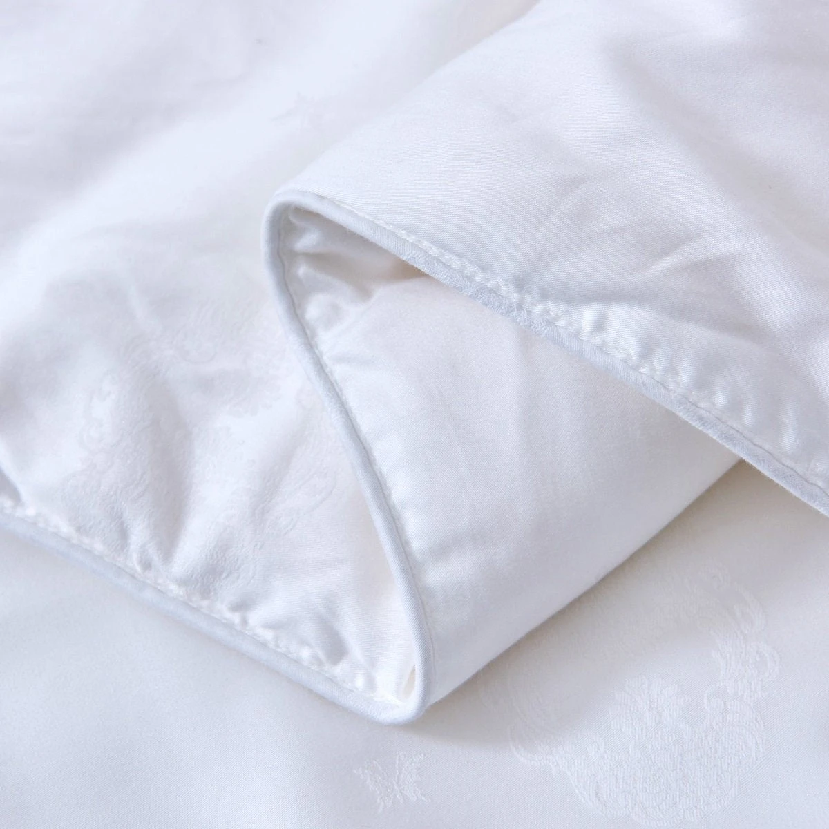 Solid White Premium Mulberry Silk All Season Duvet Insert 8 Solid White Premium Mulberry Silk All Season Duvet Insert - Image 6